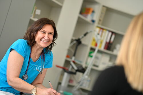 Dr. Brigitte Lex im Gespräch mit einer Patientin