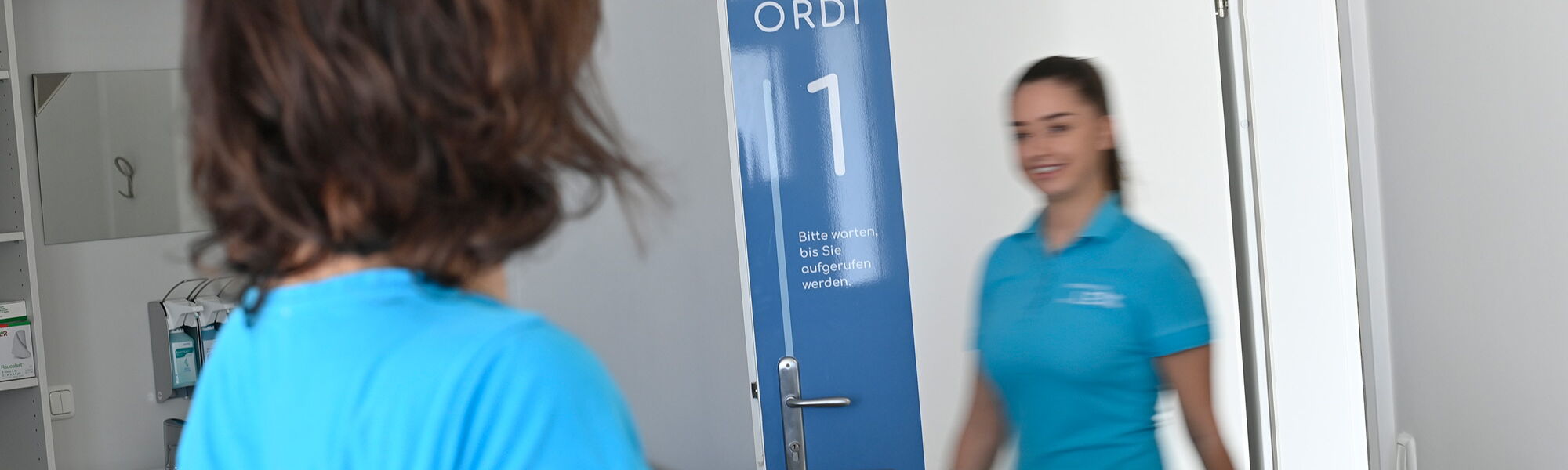 Dr. Brigitte Lex mit Blick in Richtung Tür zu ihrer Ordinationsassistentin