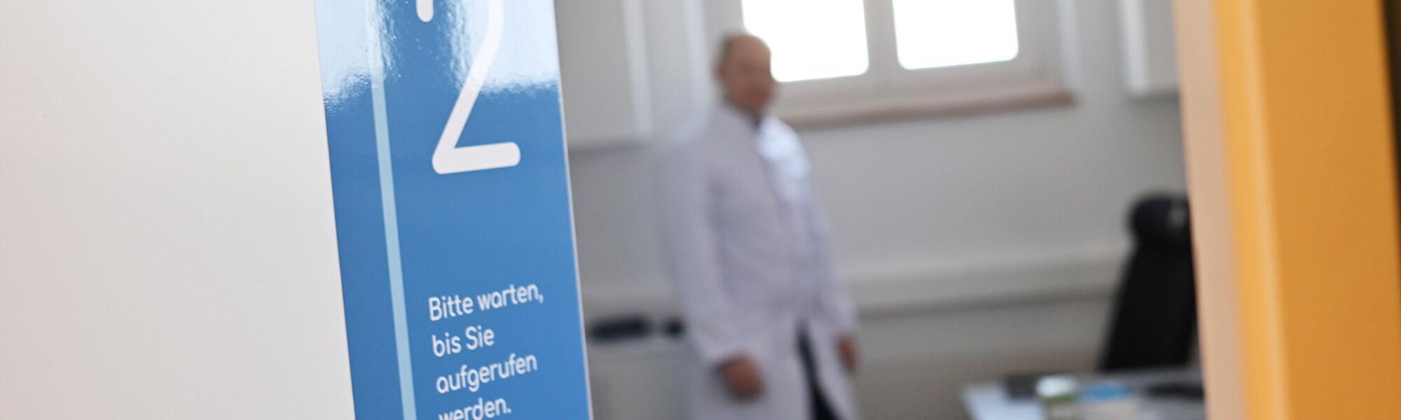 Fokus auf die Tür zur Ordination von Dr. Ulrich Lex